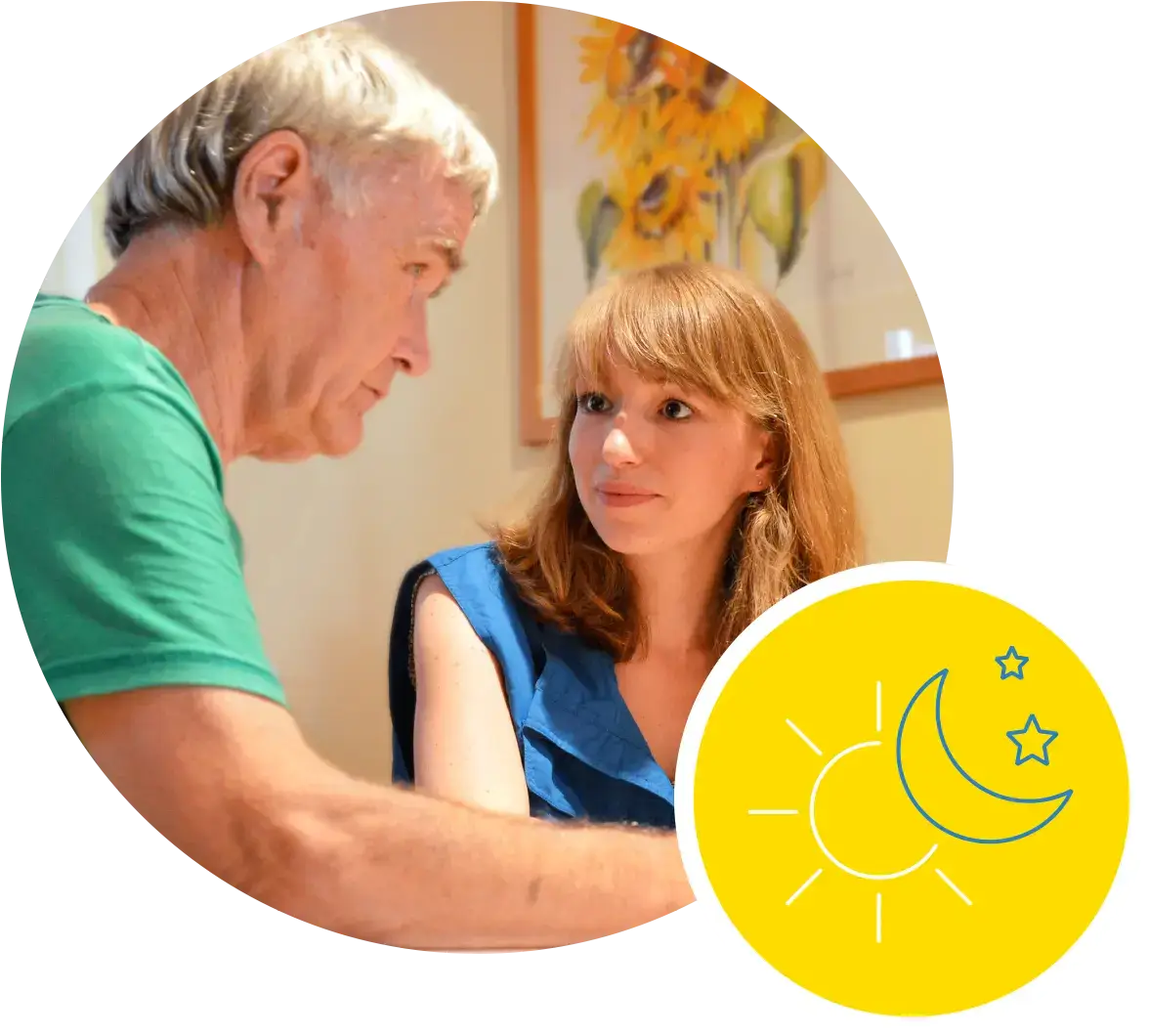 Ehrenamtliche Mitarbeiterin im Gespräch mit einem hilfesuchenden Menschen