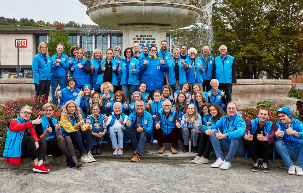 Team der Bahnhofsmission Würzburg vor dem Standort am Hauptbahnhof