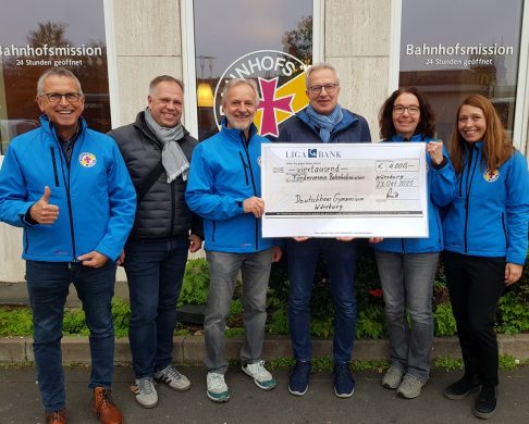 Spendenuebergabe-DeutschhausGym_red